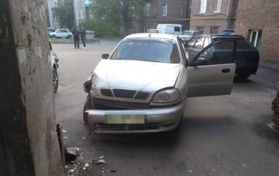 В Харькове таксист умер за рулем: легковушка протаранила здание - korrespondent.net - Украина - Харьковская обл. - Харьков