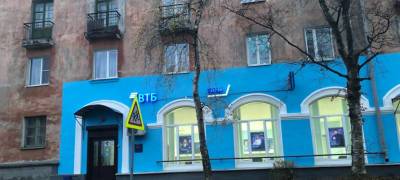 Дмитрий Петров - Странно покрашенное здание взбесило главу администрации района Карелии - stolicaonego.ru - район Кемский - республика Карелия