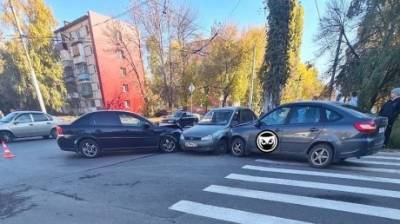 «В обе щечки поцеловали»: на Рахманинова в ДТП попали три авто - penzainform.ru - Пенза