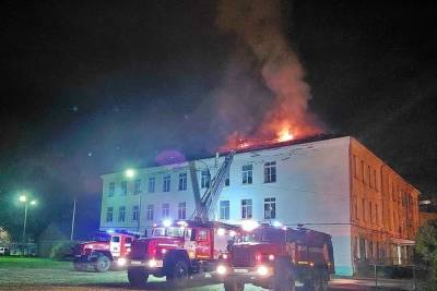 В Смоленской области ночью загорелась крыша школы - mk-smolensk.ru - Россия - Смоленская обл.