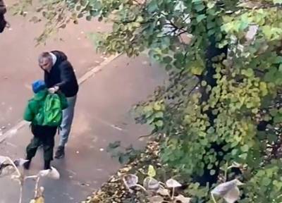 Молодой отец на улице в Москве жестоко избил маленького сына ногой в живот - province.ru - Москва