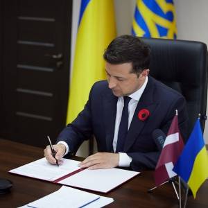 Владимир Зеленский - Зеленский подписал указ о помиловании 31 осужденного защитника Украины - reporter-ua.com - Украина - Защитник