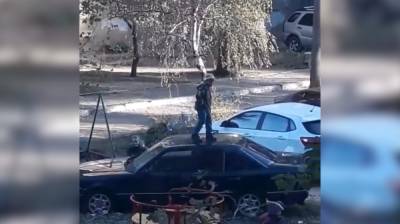 В Воронеже дети попрыгали на крыше Mercedes: появилось видео - vestivrn.ru - Воронеж