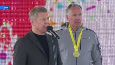 Радий Хабиров - Станислав Поздняков - 2022 метра и шоколадные медали: как прошел Всероссийский день ходьбы в Уфе - bash.news - Россия - Башкирия - Уфа