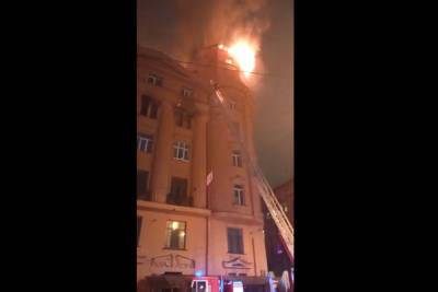 Опубликовано видео загоревшейся крыши дома на набережной Карповки - spb.mk.ru