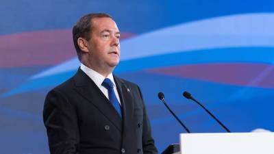 Дмитрий Медведев - Медведев объяснил, почему РФ столкнулась с трудностями при вакцинации от COVID - vm.ru - Россия