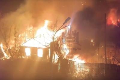 Три частных дома сгорели в микрорайоне Николаевка в Красноярске ночью 1 ноября - kras.mk.ru - Красноярск