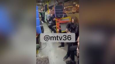 Воронежцы устроили вечеринку в маршрутке с пассажирами: появилось видео - vestivrn.ru - Воронеж