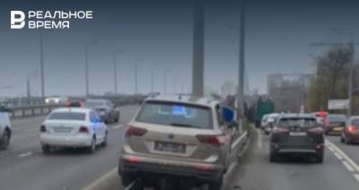 В Казани водитель наехал на ограждение и снес дорожный знак - realnoevremya.ru - респ. Татарстан - Казань