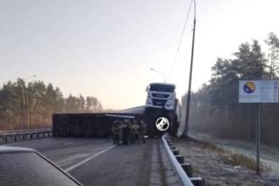 В Пензенской области на трассе М-5 опрокинувшаяся фура перекрыла дорогу - mk.ru - Самара - Пензенская обл.