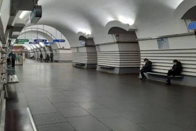 Жители центра Петербурга не ездят во время локдауна в метро: этим занимаются жители окраин - spb.mk.ru - Санкт-Петербург