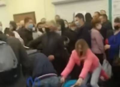 Украинцы устроили драку за вакцинацию в очереди: видео безумия - politeka.net - Украина - Киев