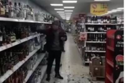 В Твери странный мужчина скидывал с полок магазина алкоголь - tver.mk.ru - Россия - Тверь - Тверская обл. - район Заволжский, Тверь