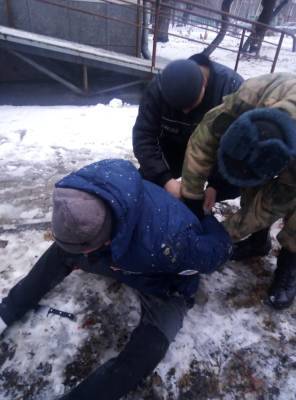 В Новосибирске пресекли вооруженное нападение на продавца пивного магазина - runews24.ru - Новосибирск
