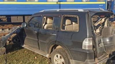Пассажирский поезд протаранил авто, кадры: за рулем находилась женщина - politeka.net - Украина - Лисичанск - Харьковская обл. - Харьков - Ужгород