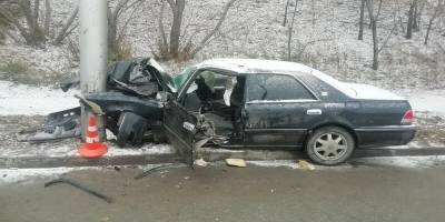 У Димитровского моста в Новосибирске Toyota Crown на летней резине въехала в столб - runews24.ru - Новосибирск
