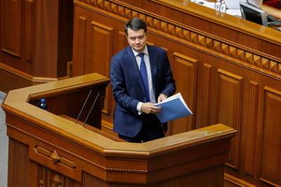 Владимир Зеленский - Дмитрий Разумков - Бывший спикер Верховной Рады задумал выполнить обещания Зеленского - lenta.ru - Украина