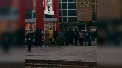 Воронежцы столпились в очереди в KFC во время локдауна - vestivrn.ru - Воронеж