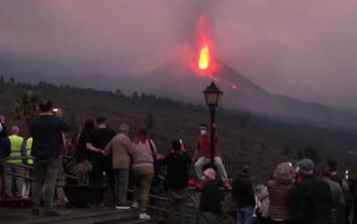 Извергающийся вулкан привлек тысячи туристов на остров Ла-Пальма - korrespondent.net - Украина - Испания