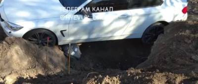 Хорошо Хэллоуин отпраздновали: в Днепре машину припарковали посреди земляных «кучугур» - w-n.com.ua