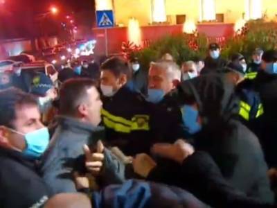 Михаил Саакашвили - В Грузии возле парламента пытались установить палатку в поддержку Саакашвили: есть задержанные - unn.com.ua - США - Украина - Киев - Грузия - Тбилиси