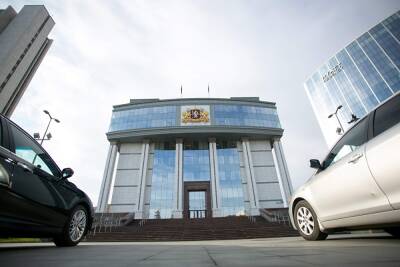 Свердловских депутатов пустят на рассмотрение бюджета только по QR-кодам - znak.com - Свердловская обл.