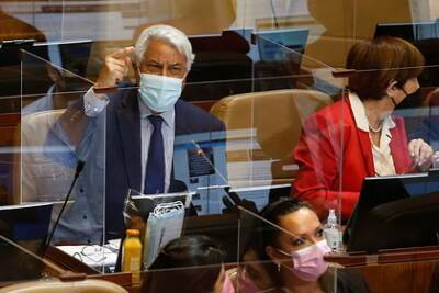Себастьян Пиньер - Чилийский депутат 15 часов читал речь из-за опоздания соратника - lenta.ru - Чили