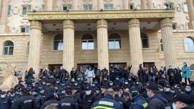 Михаил Саакашвили - В Тбилиси судят Саакашвили — здание суда оцепила полиция - eadaily.com - Тбилиси