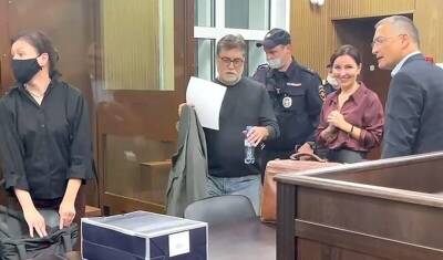 Алексей Мельников - Сергей Зуев - У арестованного ректора Шанинки Сергея Зуева отобрали сумку перед отправкой в СИЗО - newizv.ru - Москва