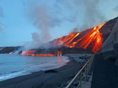 Новый поток лавы вулкана на Ла-Пальме достиг океана - unn.com.ua - Украина - Киев - Испания