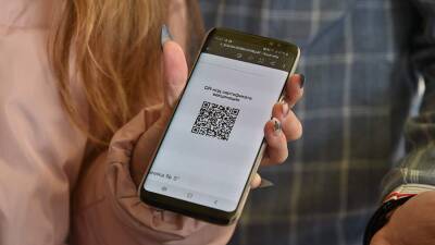 Эксперт допустил введение QR-кодов для граждан с антителами к COVID-19 - iz.ru - Израиль
