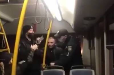 Пассажир серьезно поплатился за отсутствие маски: видео жесткого задержания - politeka.net - Украина - Киев