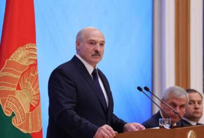 Александр Лукашенко - Лукашенко предупредил, что в лагерь мигрантов на границе с Польшей передают оружие - news-front.info - Белоруссия - Польша