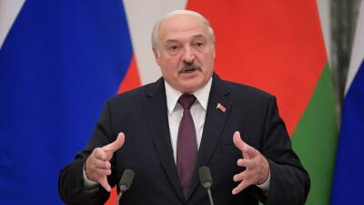 Александр Лукашенко - Лукашенко заявил, что мигрантам на белорусской границе перебрасывают оружие с Донбасса - vchaspik.ua - Украина - Белоруссия - Польша