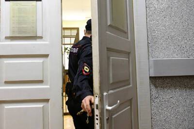 Ограбивших россиянина на 1,3 миллиона рублей полицейских арестовали - lenta.ru - Москва - Россия - Московская обл.
