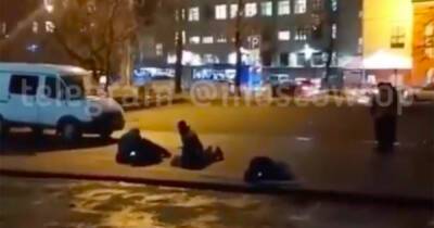 В Москве рабочие легли погреться на свежеуложенный асфальт и попали на видео - moslenta.ru - Москва