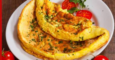 30 минут на кухне: рецепт сырного омлета на завтрак - profile.ru