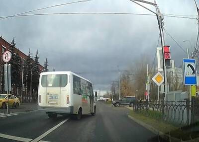 Водитель в Подмосковье вытолкал из маршрутки пассажира, который хотел оплатить картой - province.ru - Московская обл.