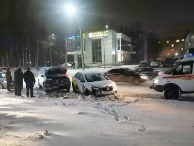 В Сыктывкаре водитель такси пытался уйти от столкновения, но врезался в другое авто - komiinform.ru - респ. Коми - Сыктывкар