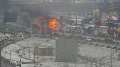 Фура загорелась на внутренней стороне 41-го километра МКАД - vm.ru - Москва