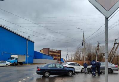 В столкновении трех автомобилей в Твери пострадал 20-летний водитель - afanasy.biz - Тверь - район Пролетарский, Тверь