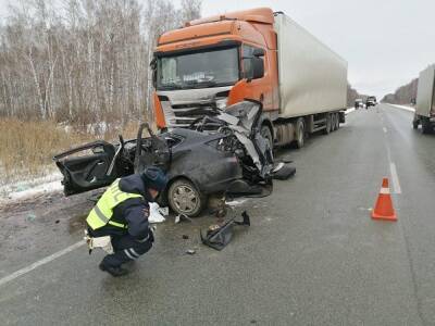 Под Екатеринбургом на трассе супруги погибли в ДТП с грузовиком, перевозившим посылки - znak.com - Екатеринбург - Тюмень - Свердловская обл. - Ярославская обл.