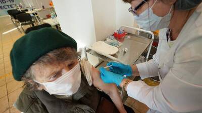 В Кузбассе введут обязательную вакцинацию от COVID-19 для лиц старше 60 лет - iz.ru - Израиль - Кемеровская обл.