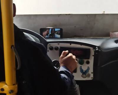 Правоохранители оштрафовали водителя автобуса в Ташкенте, который во время езды смотрел фильмы на телефоне - podrobno.uz - Узбекистан - Ташкент