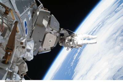 Томас Маршберн - Космонавты NASA собрались выйти в открытый космос - mk.ru