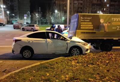 Питер Онлайн - Два авто столкнулись ночью на Комендантском проспекте - online47.ru - Санкт-Петербург