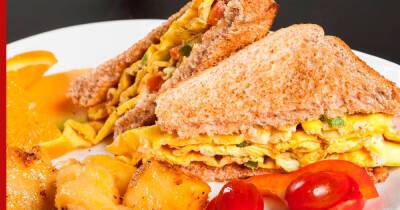 30 минут на кухне: сэндвич с омлетом и помидорами на ланч - profile.ru