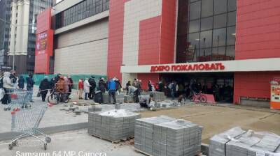 Первый день с QR-кодами на входах в ТЦ обернулся в Воронеже огромными очередями - vestivrn.ru - Воронеж - Воронежская обл.