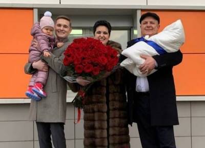 У 53-летней звезды «Битвы экстрасенсов», матери Влада Кадони, родился пятый ребенок - province.ru