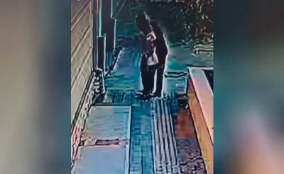 В Ташкенте девочка могла стать жертвой насильника. В соцсетях появилось видео, где мужчина пытается силой затащить ее в проулок - podrobno.uz - Узбекистан - Ташкент